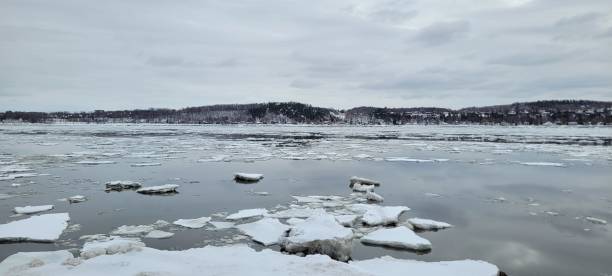 istock The ice of the St. Lawrence River (b) 1507079982