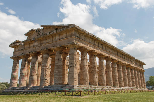 イタリア、パエストゥムのポセイドン神殿 - baudenkmal ストックフォトと画像