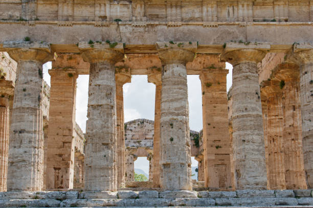 temple of poseidon in paestum, italy - baudenkmal imagens e fotografias de stock