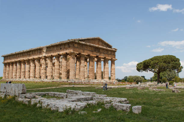 temple of poseidon in paestum, italy - baudenkmal imagens e fotografias de stock