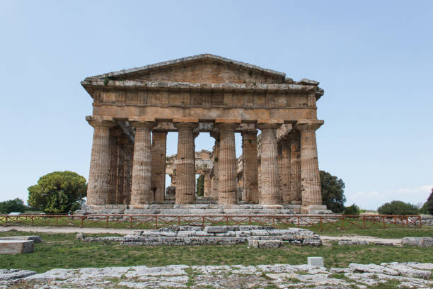 temple of poseidon in paestum, italy - baudenkmal imagens e fotografias de stock