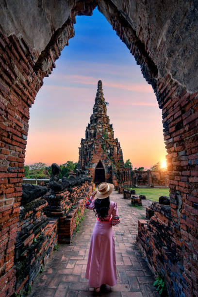 touristischer besuch im ayutthaya historical park, wat chaiwatthanaram tempel in thailand. - wat chaiwattanaram stock-fotos und bilder
