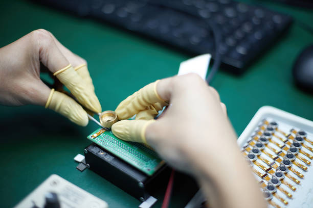 une usine de fabrication de cartes de circuits intégrés, les travailleurs fabriquent des cartes de circuits imprimés - repairing computer computer printer pc photos et images de collection
