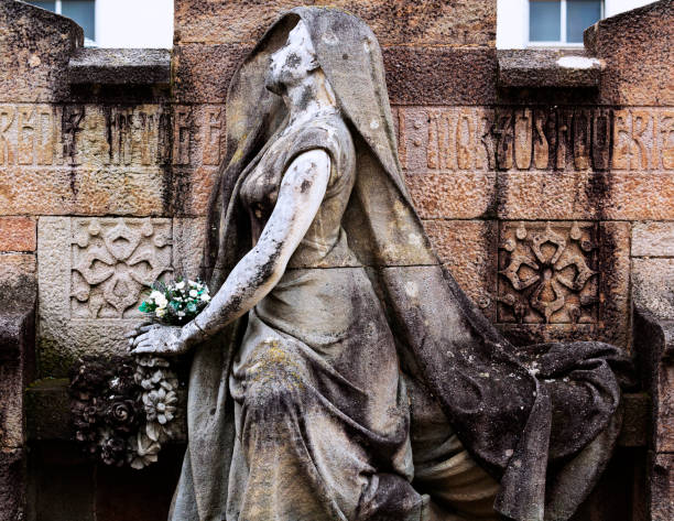 istock sad dame praying at grave 1507216026