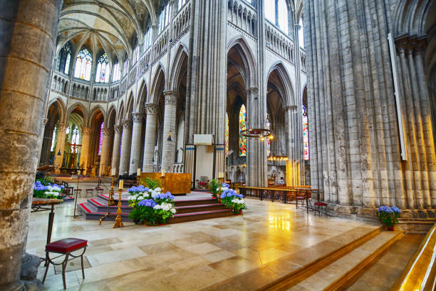 interno della cattedrale di rouen - cathedral gothic style indoors church foto e immagini stock