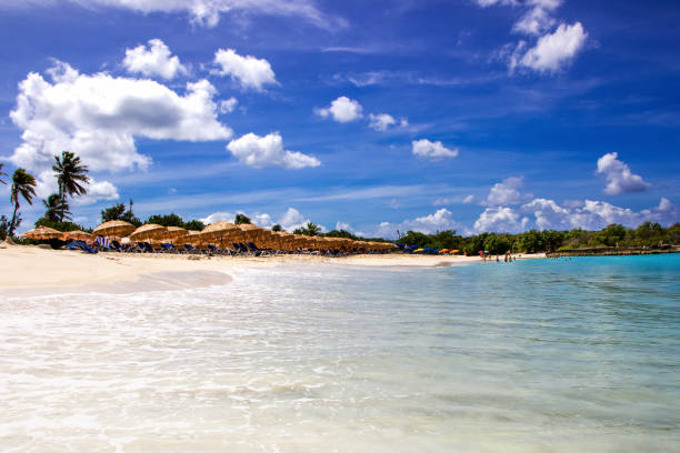 istock Mullet Bay beach in St. Maarten, Netherlands 1507220034