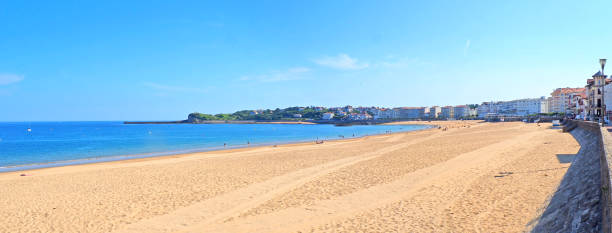 panoramablick auf den riesigen strand des berühmten badeortes saint jean de luz im baskenland, wo der französische könig ludwig xiv. die infantin maria theresia von spanien heiratete - st jean de luz harbor basque provinces france stock-fotos und bilder