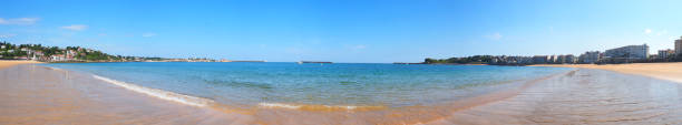 vue panoramique sur la baie de saint jean de luz, au pays basque, entre le petit port de pêche de socoa, d’où partaient les baleiniers au moyen âge et le phare de sainte barbe - st jean de luz harbor basque provinces france photos et images de collection