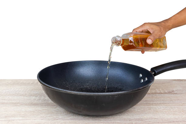 istock Pour the vegetable oil into the pan for cooking. clipping path. 1507223564