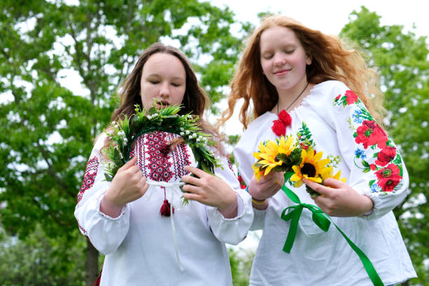 ivana kupala 여름 두 여자 친구는 머리에 수많은 꽃과 아름다운 화환을 넣어 우크라이나 민속 드레싱 기쁨 친구 사랑 아름다움 민속 관습 자연 맑은 강한 바람 - child little girls joy children only 뉴스 사진 이미지