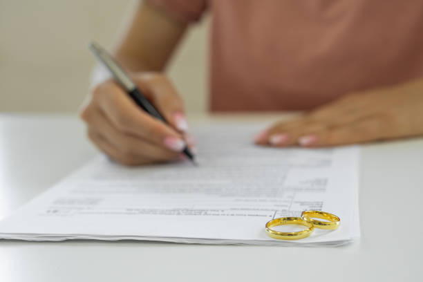 istock Signing decree of divorce 1507253740