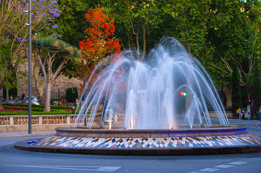 Urban Charm: Stunning Central Fountain Enhancing Cityscape Beauty