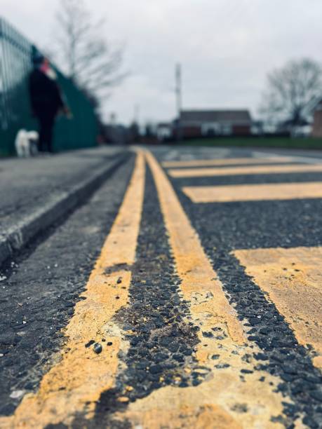 istock Double yellow road markings 1507269195