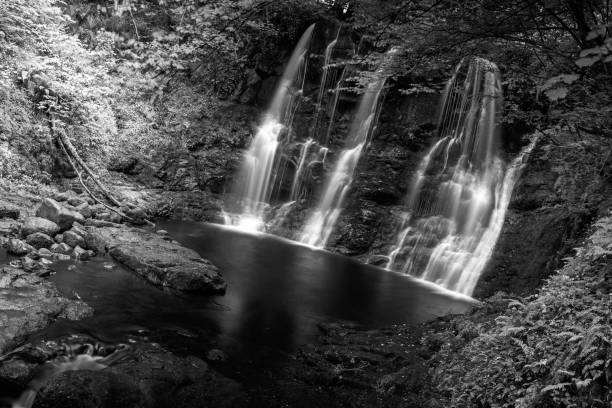 グレナリフ滝 - nobody non urban scene long exposure county antrim ストックフォトと画像