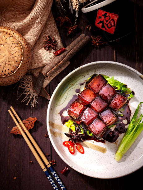 동포 찐 돼지 고기, 돼지 고기 adobo 또는 adobong baboy는 찐 삼겹살, 찐 고기, 쓰촨 음식, 유명한 중국 음식을 곁들인 쓰츄한 요리 요리입니다 - china fat close up vegetable 뉴스 사진 이미지