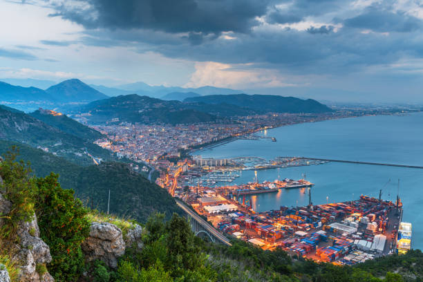 salerno, itália na costa do mediterrâneo - salerno - fotografias e filmes do acervo