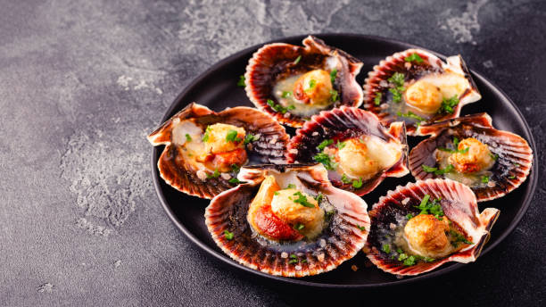 パセリとホタテの調理 - baked clam ストックフォトと画像