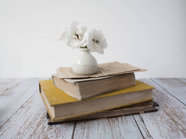 istock Flower Bouquet on Some old books 1507486509