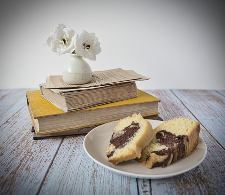 Kuchen und ein paar alten Bücher