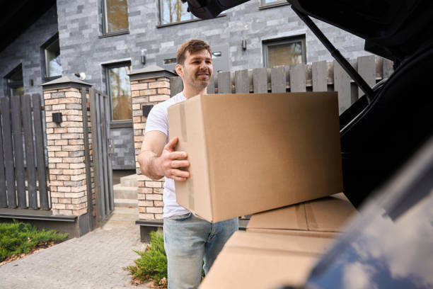 istock Man takes a box out of the trunk 1507782573