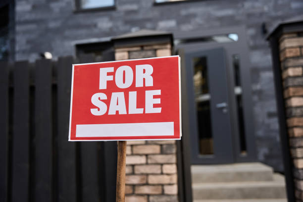 istock Sign for sale fixed on a stick 1507783120