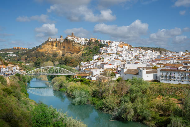 vista de arcos de la frontera com rio guadalete e ponte san miguel - arcos de la frontera, cádiz, espanha - st peters basilica - fotografias e filmes do acervo