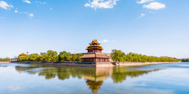 солнечный пейзаж угловой башни запретного города в пеки�не, китай - gate of divine military genius стоковые фото и изображения