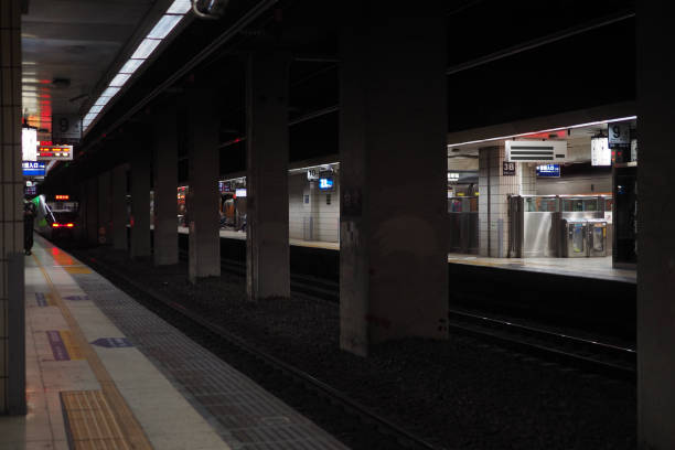 istock Subway at night without people. The train is coming in. empty light sign 1508317223