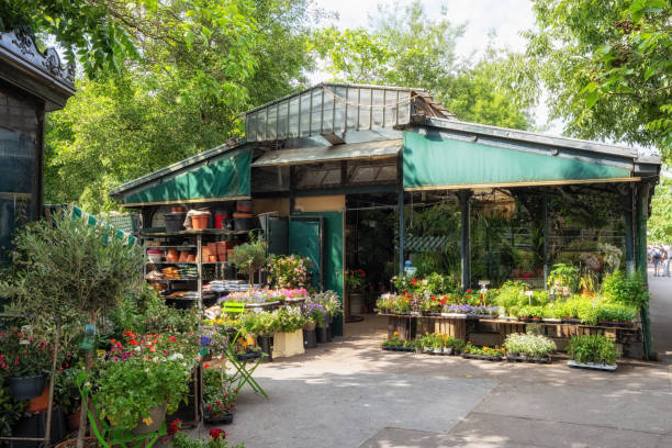 istock Flowers and plant shop in paris 1508326047