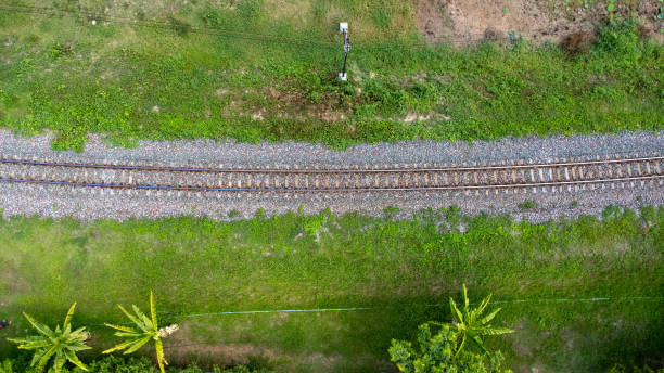 vista aerea della ferrovia nel parco. vista dall'alto della ferrovia da un drone. binari del treno nella scena rurale - railroad track train journey rural scene foto e immagini stock