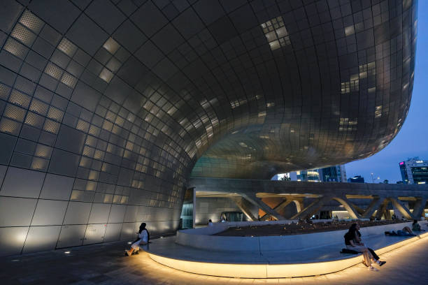 Dongdaemun Design Plaza en Seúl - foto de stock