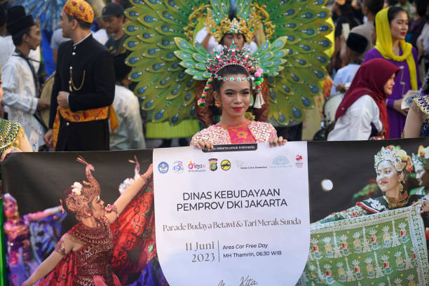 June 11, 2023 Peop wearing Indonesian traditional clothes at the Art carnival during Jakarta Car Free Day. June 11, 2023 Peop wearing Indonesian traditional clothes at the Art carnival during Jakarta Car Free Day. Street Photography. ondel ondel betawi stock pictures, royalty-free photos & images