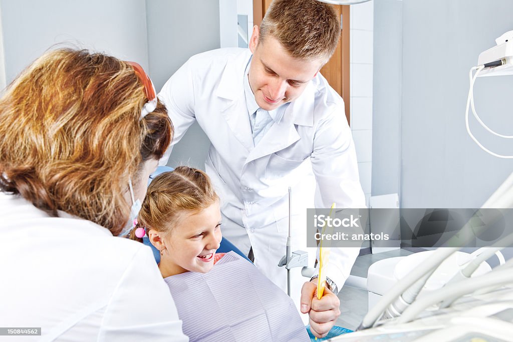 Dentiste et un peu patient - Photo de Adulte libre de droits