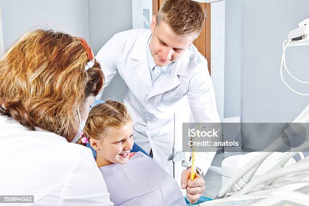 Dentista E Un Paziente - Fotografie stock e altre immagini di Adulto - Adulto, Allievo, Ambientazione interna