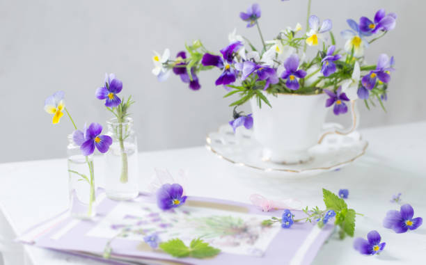 alto de fleurs sauvages dans la coupe vintage blanche - flower pot vase purple decor photos et images de collection