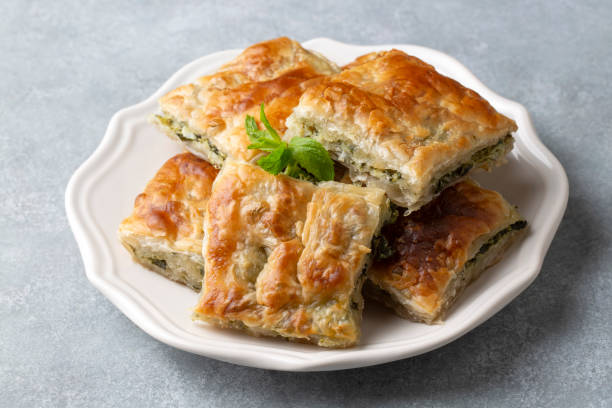 греческая кухня; пирог со шпинатом или пирог со шпинатом - pie spinach spanakopita filo pastry стоковые фото и изображения