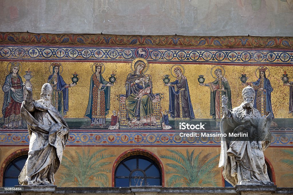 Statue Of Santa Maria w dzielnicy Trastevere - Zbiór zdjęć royalty-free (Architektura)