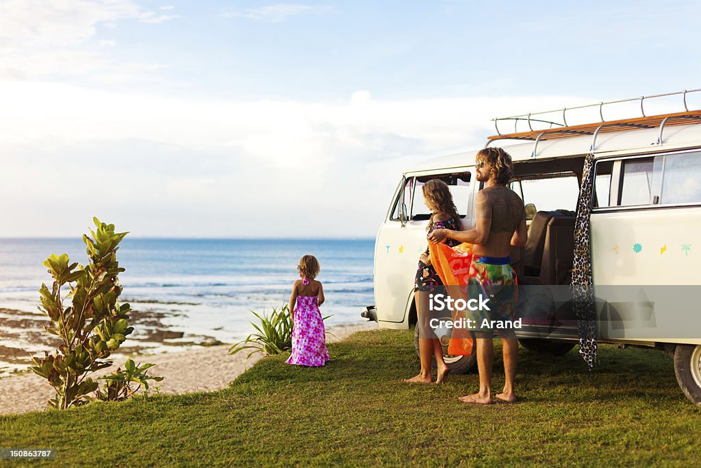 Joven familia en la playa - Foto de stock de Minifurgoneta libre de derechos