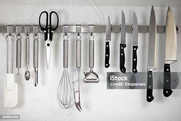 Профессиональный Кухонную Посуду На Магнитной Шкаф — стоковые фотографии и другие картинки Кухонный нож - Кухонный нож, Кухонное оборудование, Коммерческая кухня