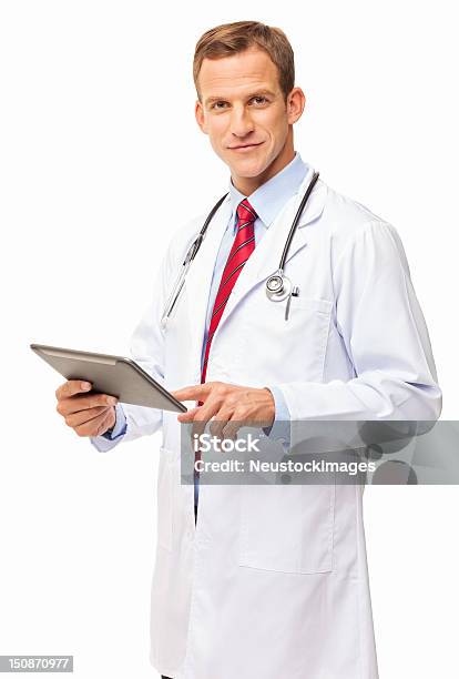 Médico Usando Tablet Digitalisolada - Fotografias de stock e mais imagens de Doutor - Doutor, Bata de Laboratório, Fotografia de Estúdio