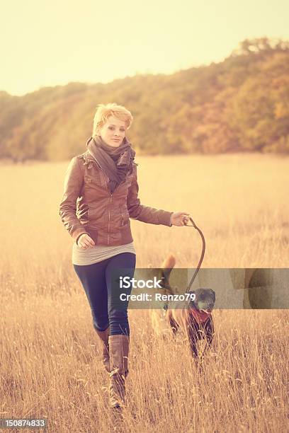 Ragazza Cammina In Autunno Prato Con Il Suo Cane - Fotografie stock e altre immagini di Bosco - Bosco, Camminare, Cane