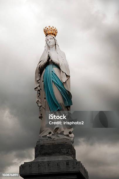 Estatua De La Virgen María De Lourdes Francia Foto de stock y más banco de imágenes de Lourdes - Francia - Lourdes - Francia, La Virgen María, Mujeres