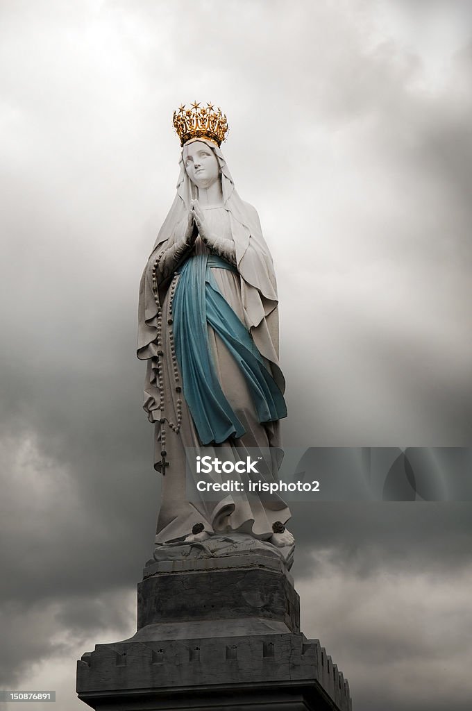 statue of the Virgin Мары в Лурд, Франция - Стоковые фото Лурд - Франция роялти-фри