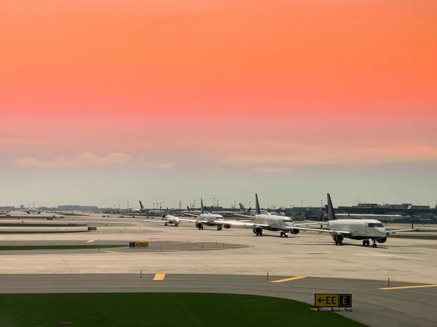 flugzeuge sind auf dem vorfeld sonnenuntergangszeit horizontale transportaufnahmen - start und landebahn stock-fotos und bilder