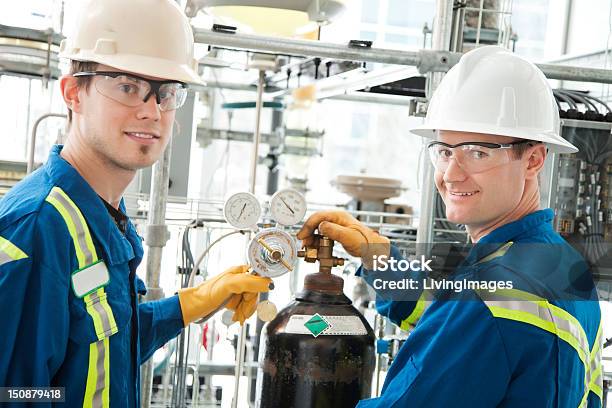 Pracowników Przemysłu - zdjęcia stockowe i więcej obrazów Benzyna - Benzyna, Bezpieczeństwo, Bezpieczeństwo i higiena pracy