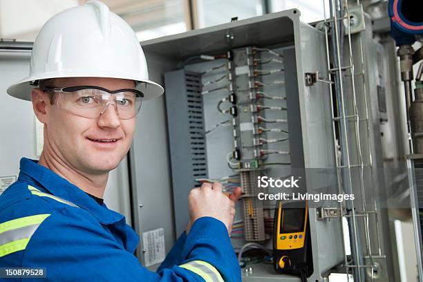Pracownik Przemysłowy - zdjęcia stockowe i więcej obrazów Benzyna - Benzyna, Bezpieczeństwo, Bezpieczeństwo i higiena pracy