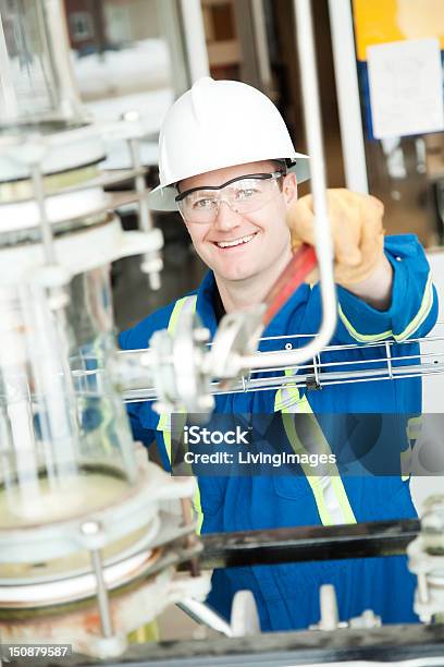Foto de Trabalhador Industrial e mais fotos de stock de Abastecer - Abastecer, Adulto, Artigo de vestuário para cabeça