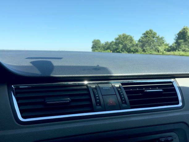 auto-klimaanlagenventilator in der sommersaison mit sonnenlicht und himmelshintergrund - air conditioner window heat hot day stock-fotos und bilder