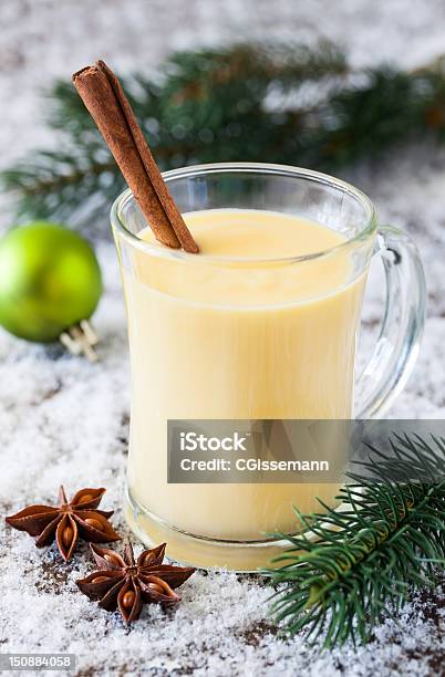 Eggnog - zdjęcia stockowe i więcej obrazów Adwent - Adwent, Alkohol - napój, Anyż