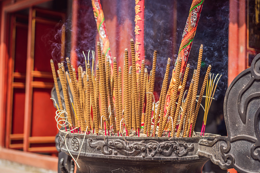 Incense burning Embossed in an incense pot. There is a lot of smoke.